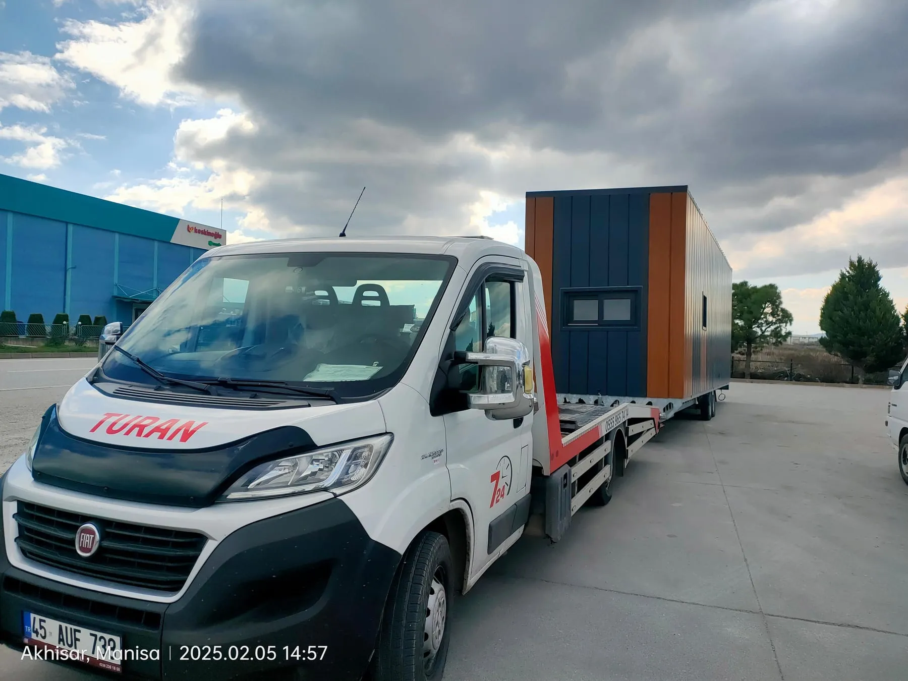 TURAN Yol Yardım kayar kasa çekicisi Akhisar Manisa'da prefabrik konteyner ev taşırken