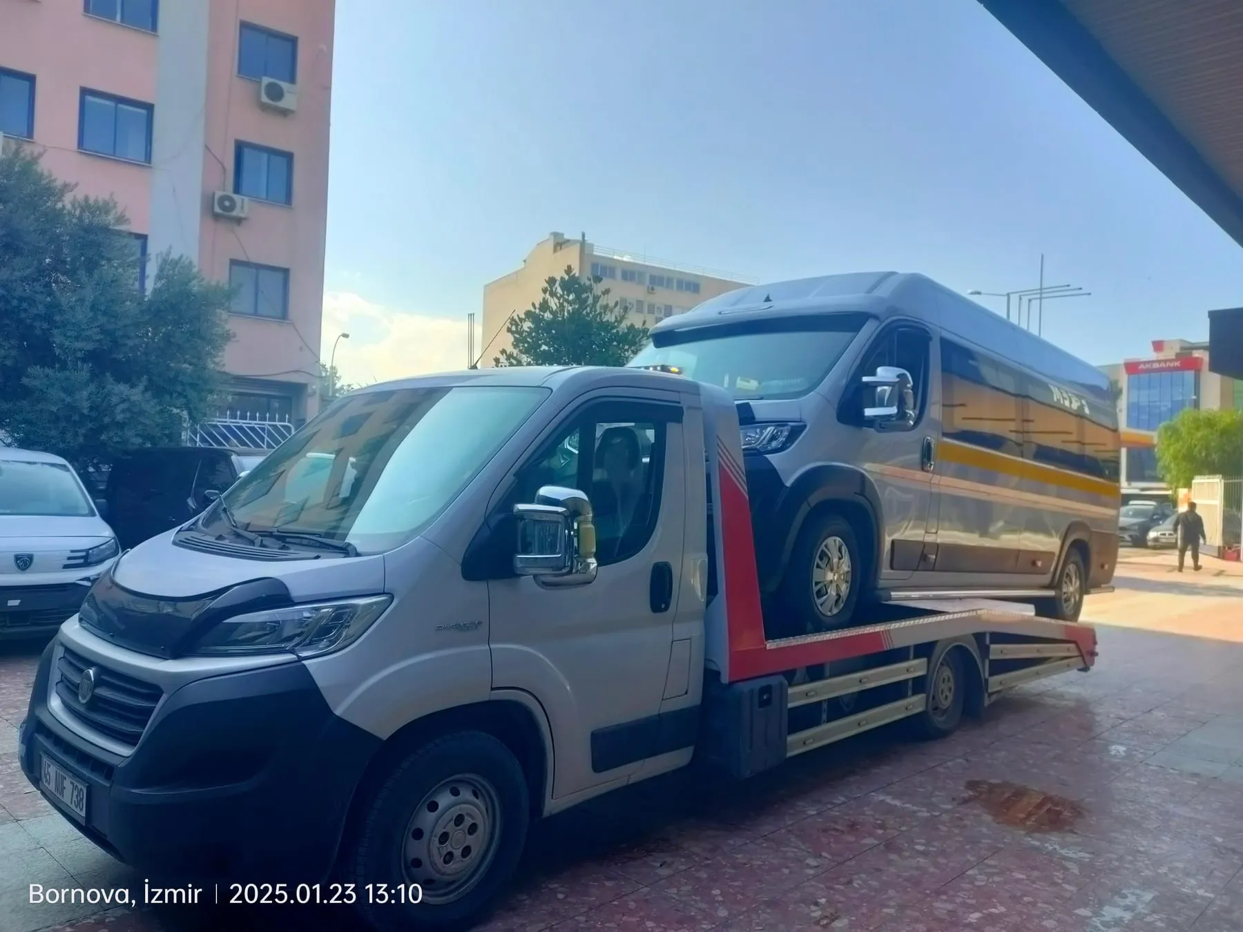 TURAN kayar kasa çekicisi Bornova İzmir'de minibüs taşırken — şehirlerarası araç nakli
