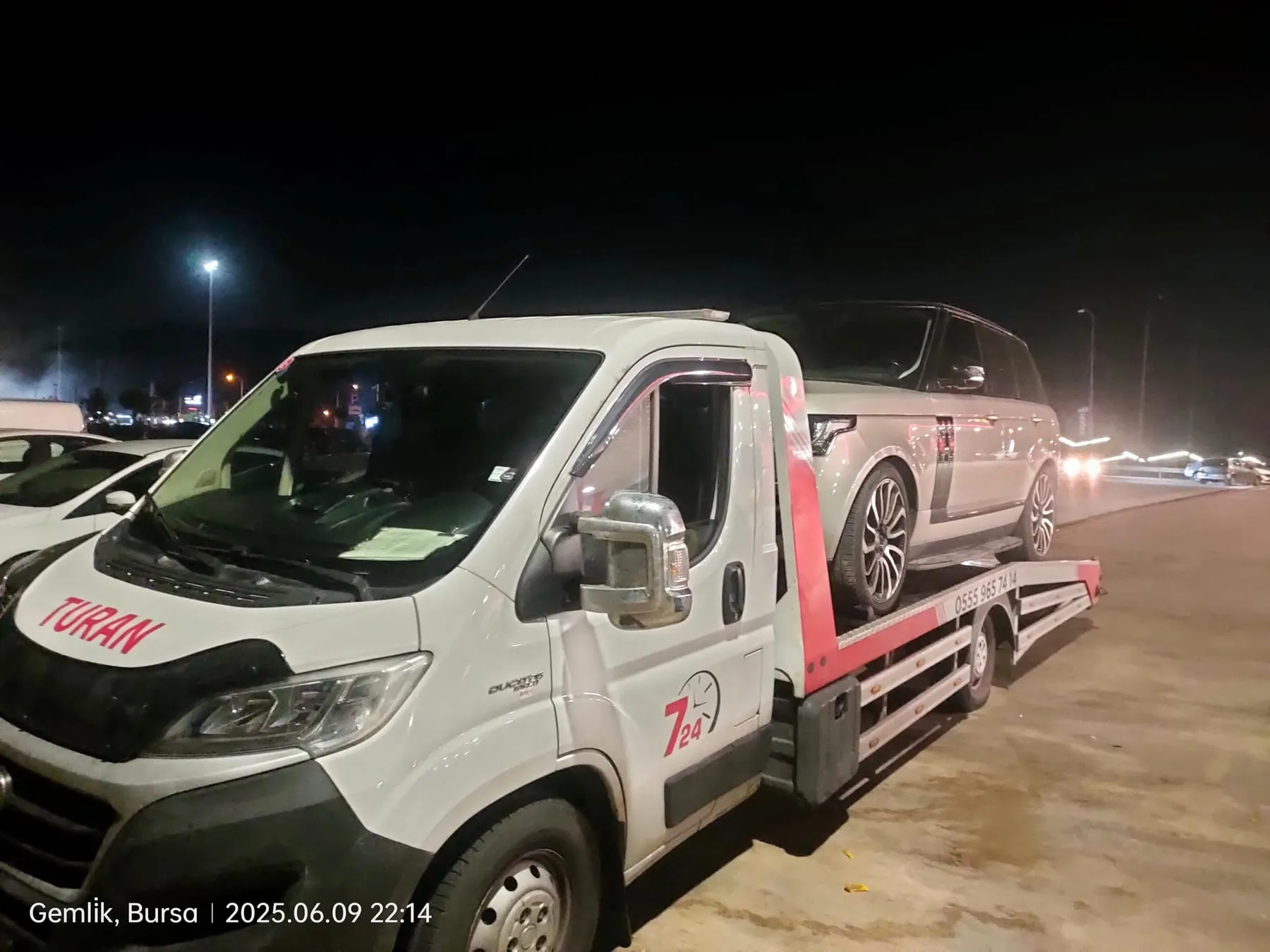 TURAN çekicisinin platformunda Range Rover, Gemlik Bursa'da gece lüks araç taşıma