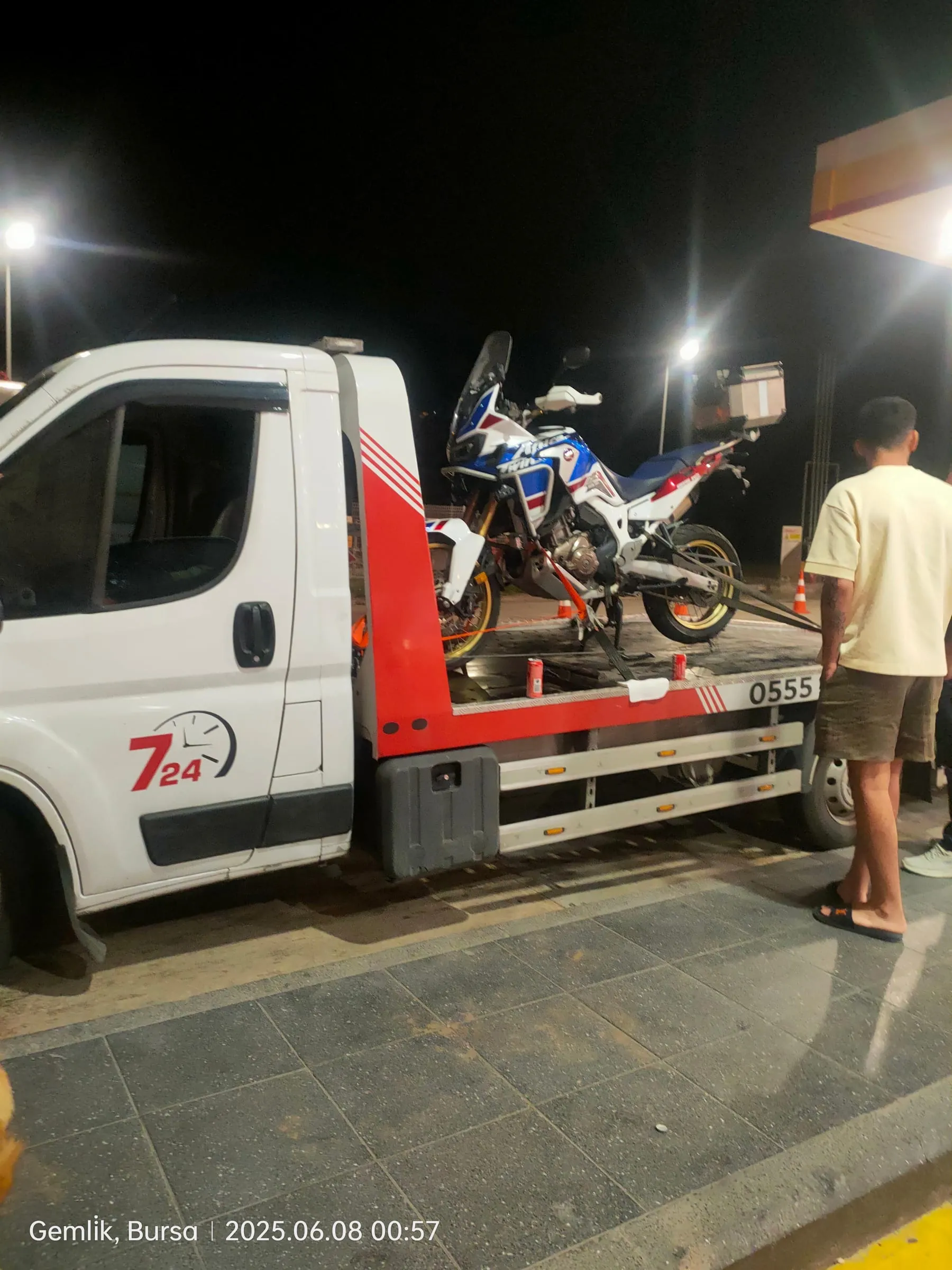 TURAN Yol Yardım platformunda kayışlarla sabitlenmiş motosiklet, Gemlik Bursa'da gece yarısı
