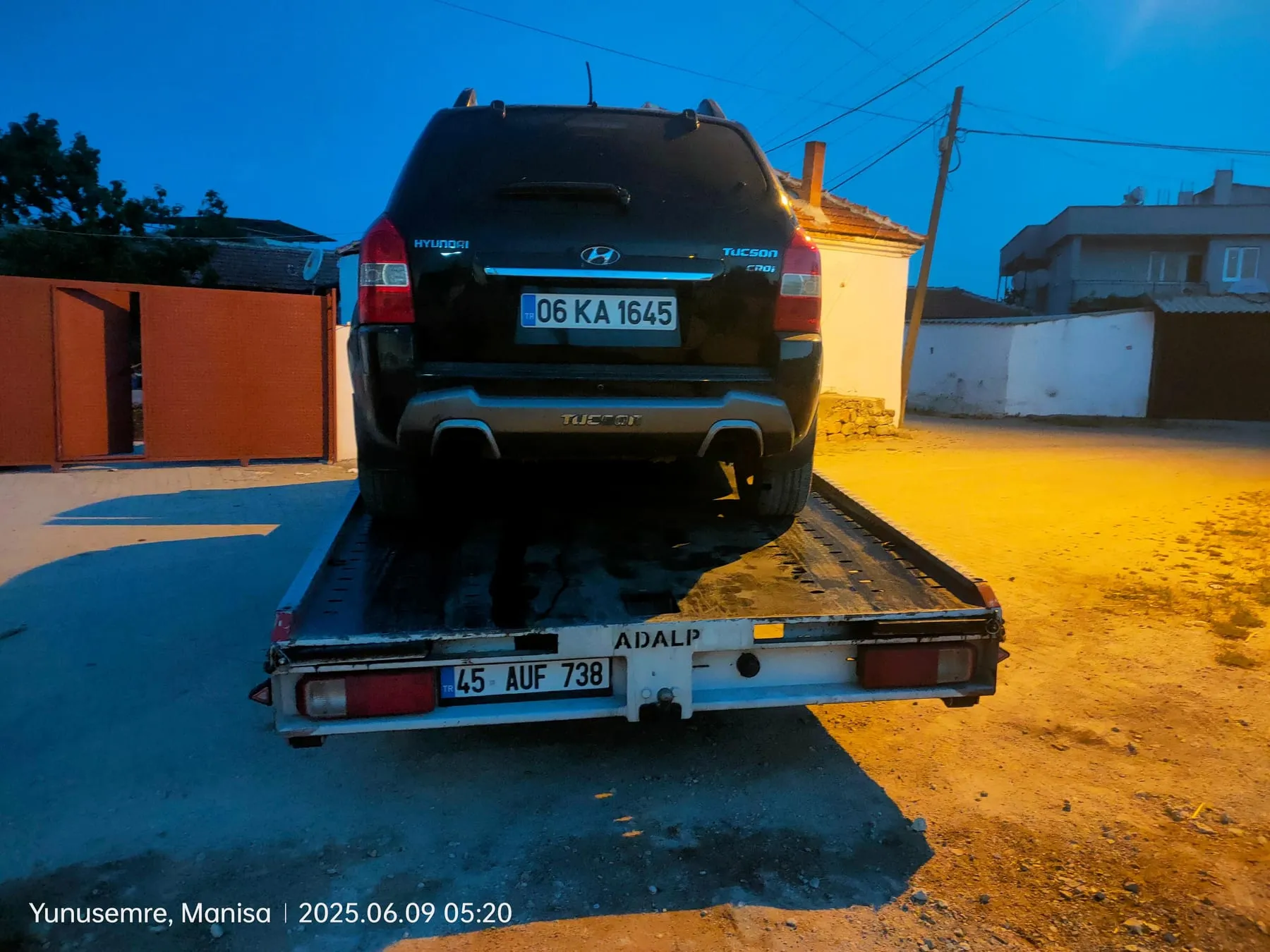 TURAN Yol Yardım çekicisinin platformunda Hyundai Tucson, Yunusemre Manisa'da sabaha karşı
