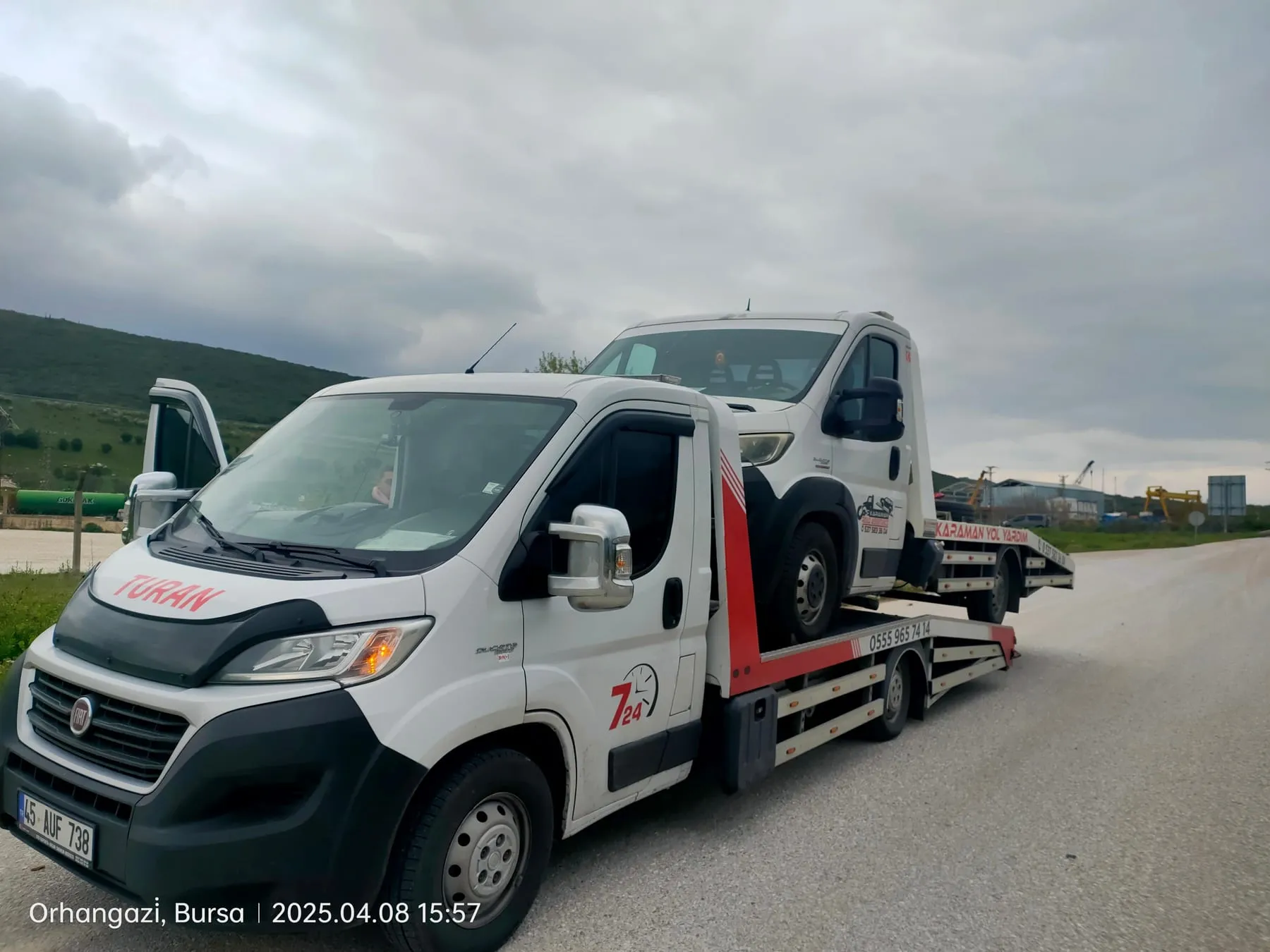 TURAN çekicisi Orhangazi Bursa'da arızalı başka bir çekiciyi platformunda taşırken