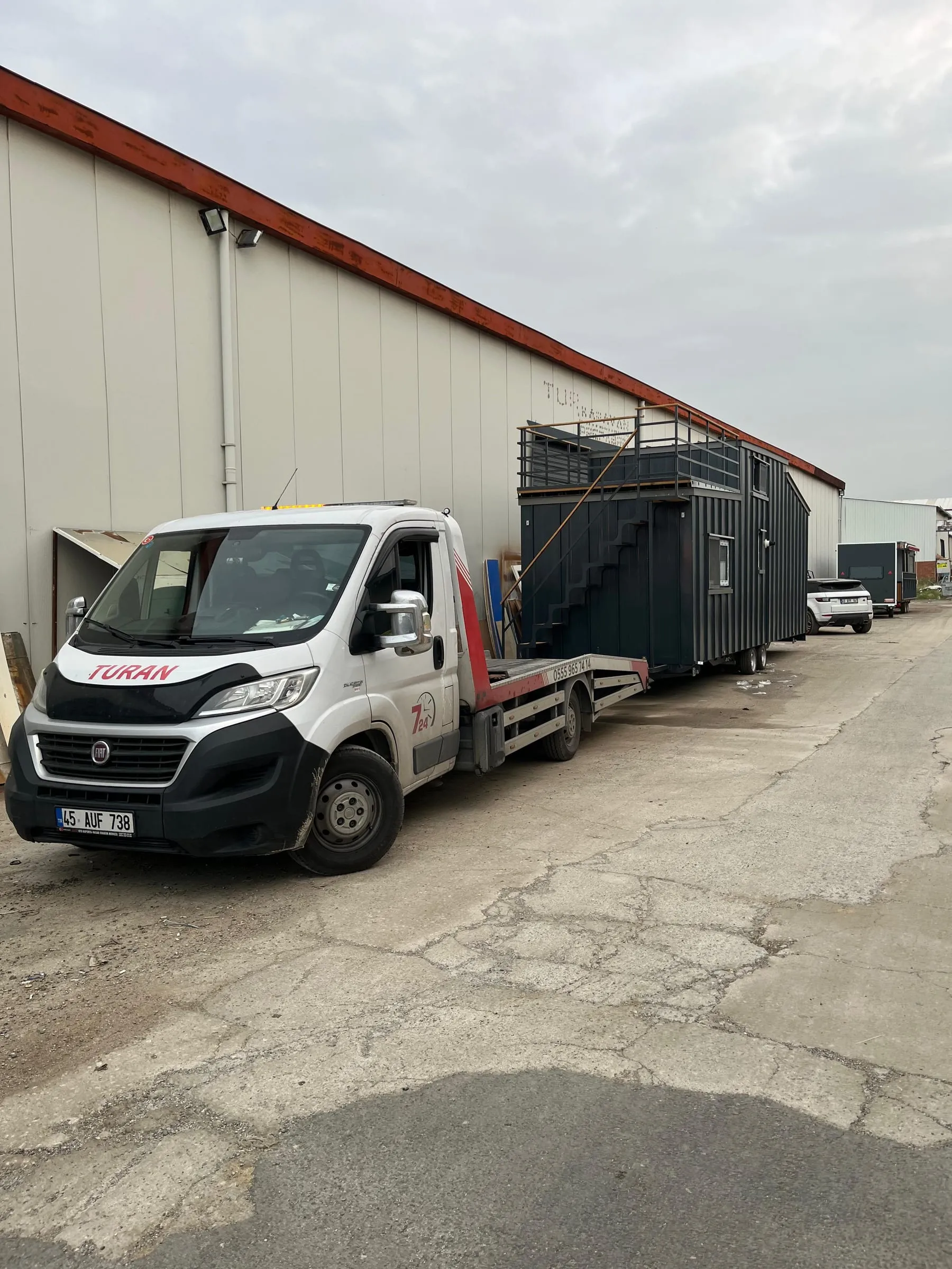 TURAN Yol Yardım çekicisi merdivenli ve teraslı bir tiny house'u römorkla çekerken